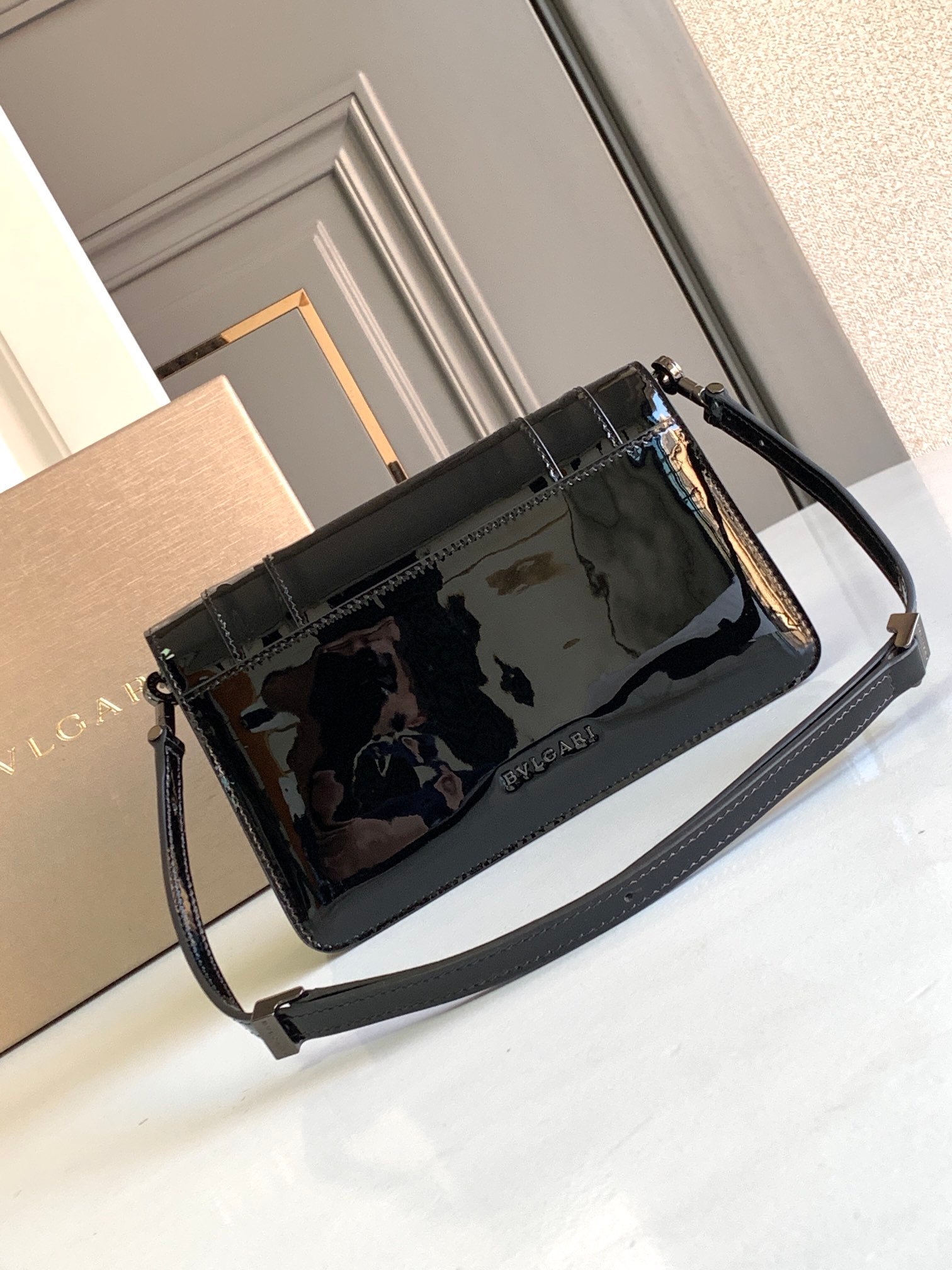BVLGARI Serpenti Forever East-West Small Shoulder Bag 22cm Patent & Metallic Calf Leather Crossbody Handbag with Snakehead Closure BVLGARI Serpenti Forever East-West Small Shoulder Bag 22cm Patent & Metallic Calf Leather Crossbody Handbag with Snakehead Closure
