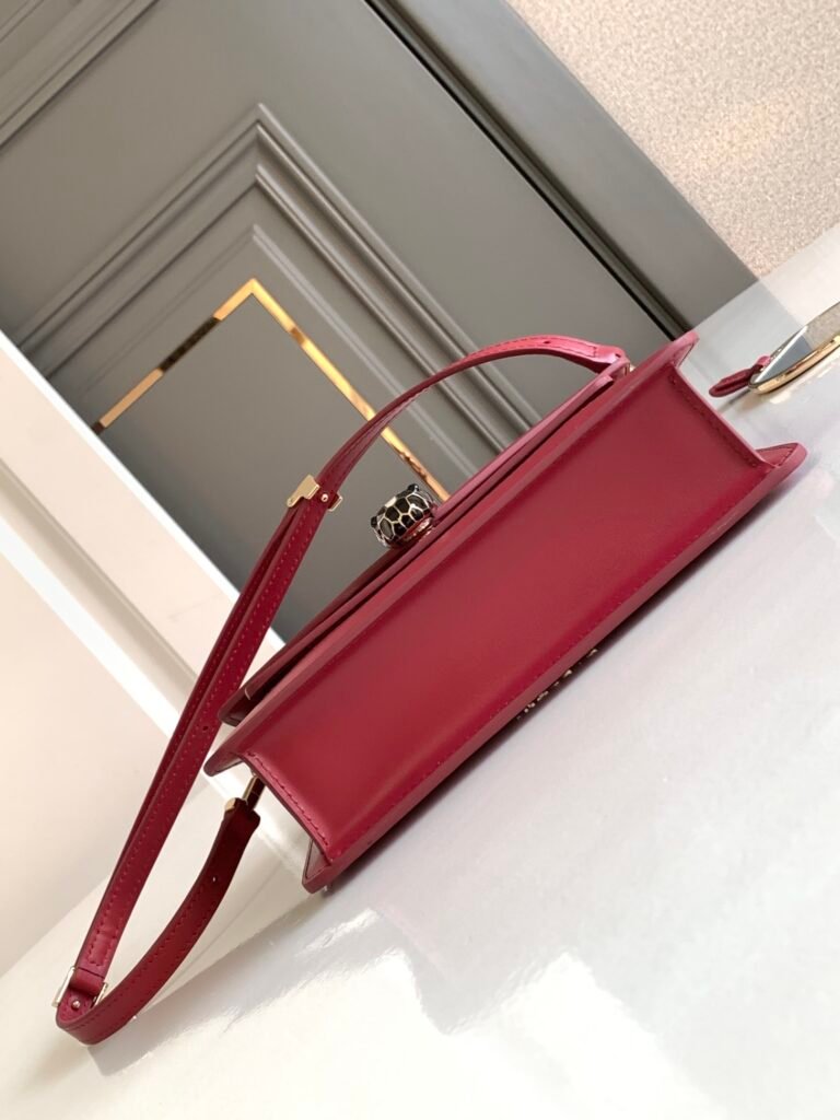 BVLGARI Serpenti Forever East-West Small Shoulder Bag 22cm Calf Leather Crossbody Bag with Snakehead Closure – Image 5 BVLGARI Serpenti Forever East-West Small Shoulder Bag 22cm Calf Leather Crossbody Bag with Snakehead Closure – Image 5