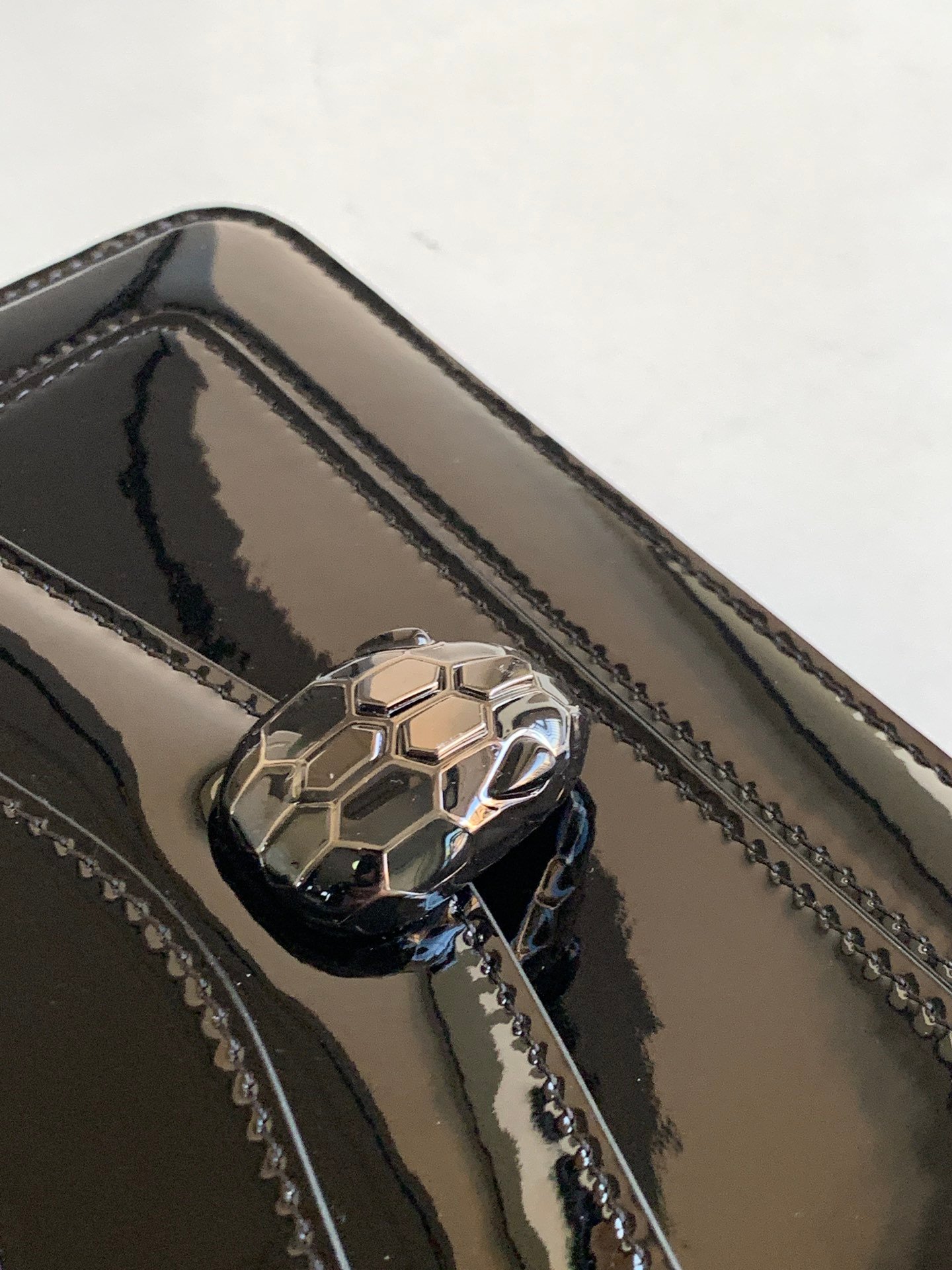 BVLGARI Serpenti Forever East-West Small Shoulder Bag 22cm Patent & Metallic Calf Leather Crossbody Handbag with Snakehead Closure BVLGARI Serpenti Forever East-West Small Shoulder Bag 22cm Patent & Metallic Calf Leather Crossbody Handbag with Snakehead Closure
