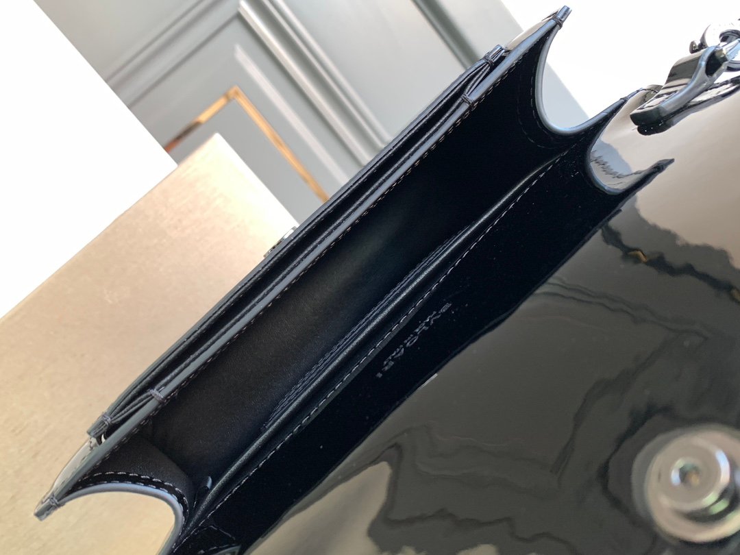 BVLGARI Serpenti Forever East-West Small Shoulder Bag 22cm Patent & Metallic Calf Leather Crossbody Handbag with Snakehead Closure BVLGARI Serpenti Forever East-West Small Shoulder Bag 22cm Patent & Metallic Calf Leather Crossbody Handbag with Snakehead Closure