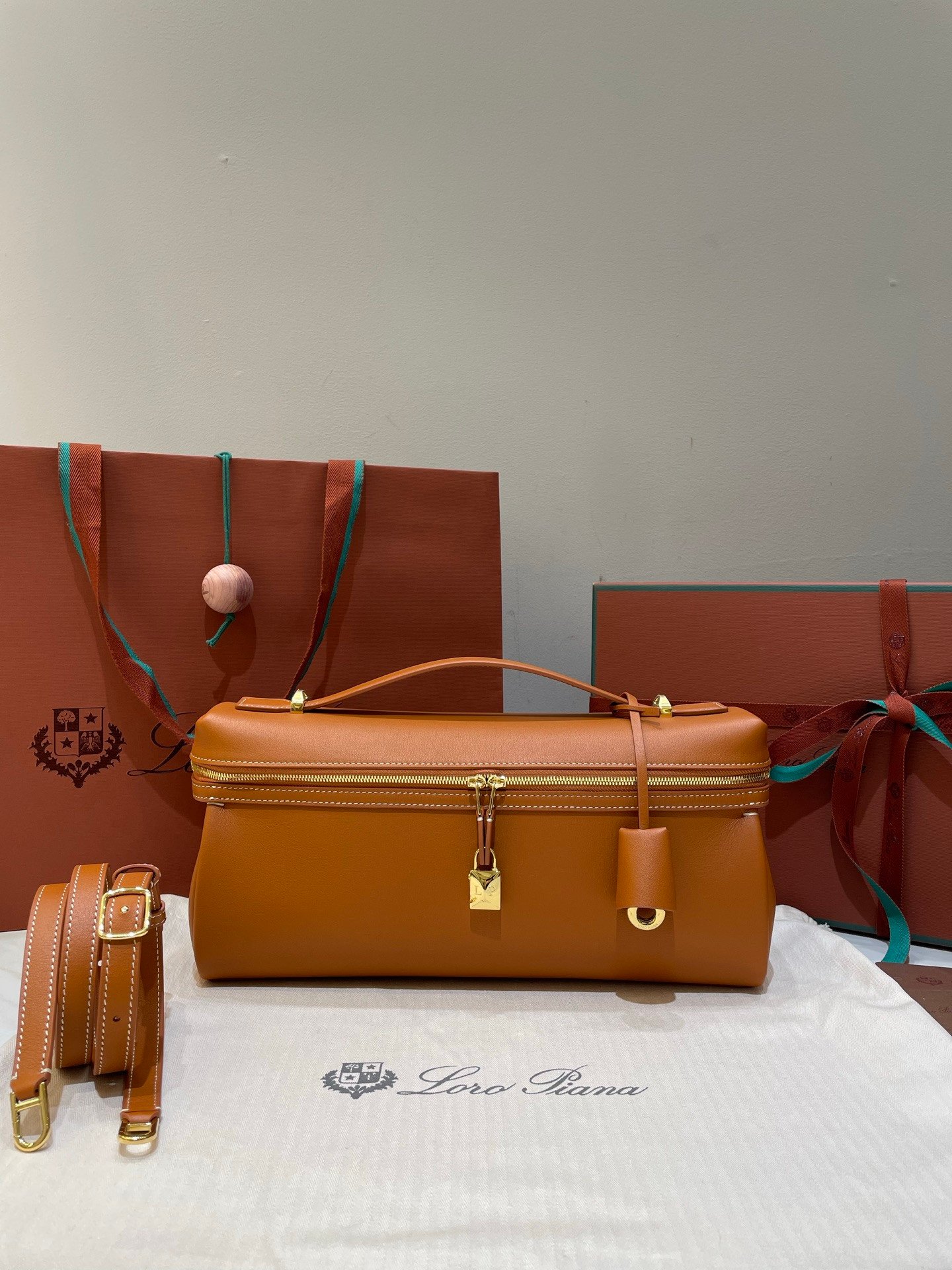 Loro Piana Extra Softy L33 Bag Quiet Luxury Fine-Grained Leather Handbag with Crossbody Strap