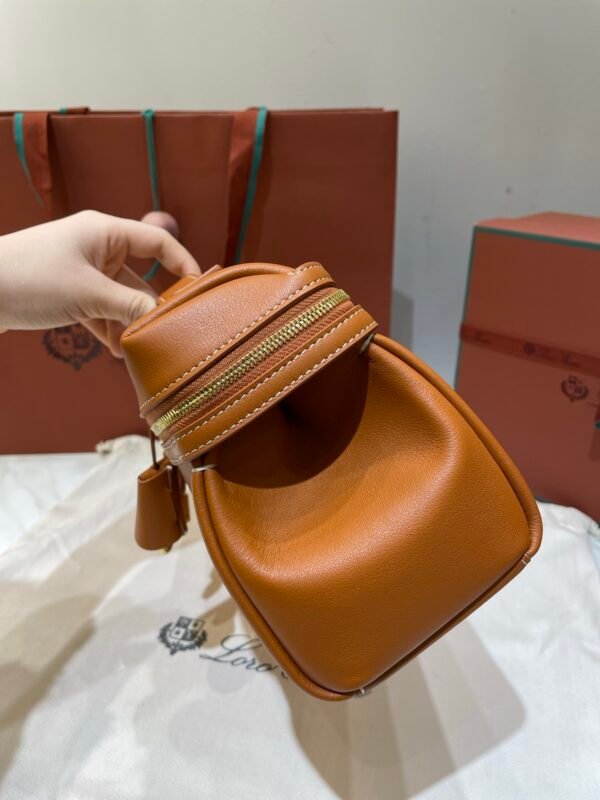 Loro Piana Extra Softy L33 Bag Quiet Luxury Fine-Grained Leather Handbag with Crossbody Strap