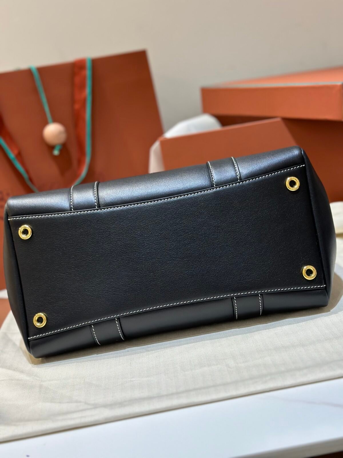 Loro Piana Loom L32 Grained Calfskin Handbag 33cm Designer Tote Bag with Padlock & Pouch Loro Piana Loom L32 Grained Calfskin Handbag 33cm Designer Tote Bag with Padlock & Pouch