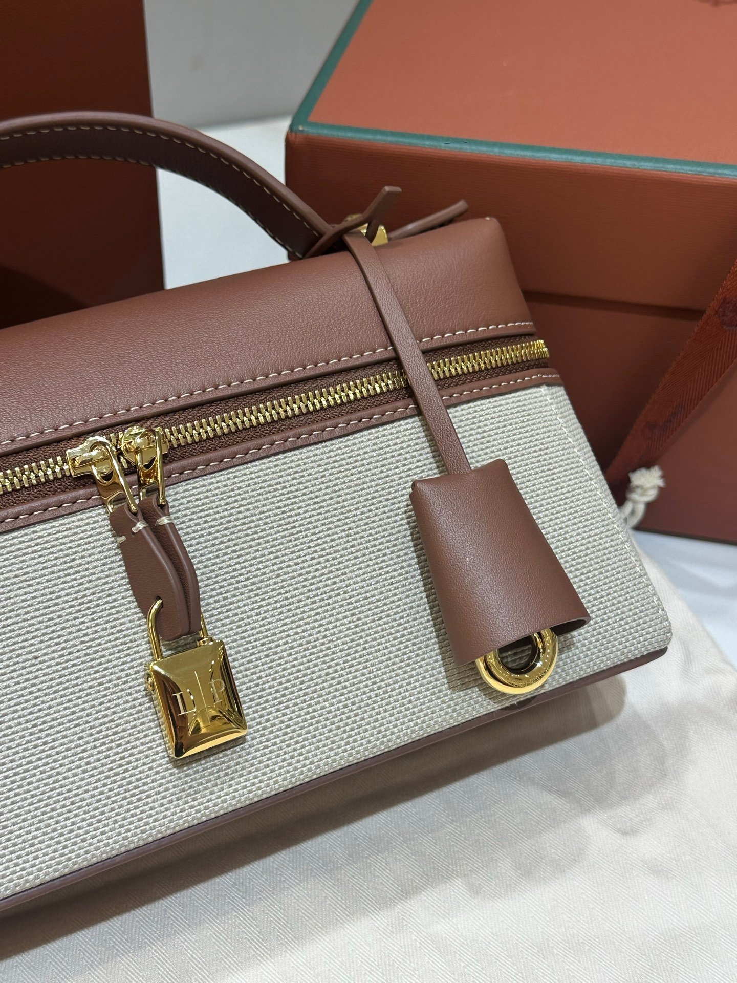 Loro Piana Extra Bag L23 Caramel Leather & Linen Canvas Crossbody Handbag 23cm for Women Top-Handle Bag with Signature Charms Loro Piana Extra Bag L23 Caramel Leather & Linen Canvas Crossbody Handbag 23cm for Women Top-Handle Bag with Signature Charms