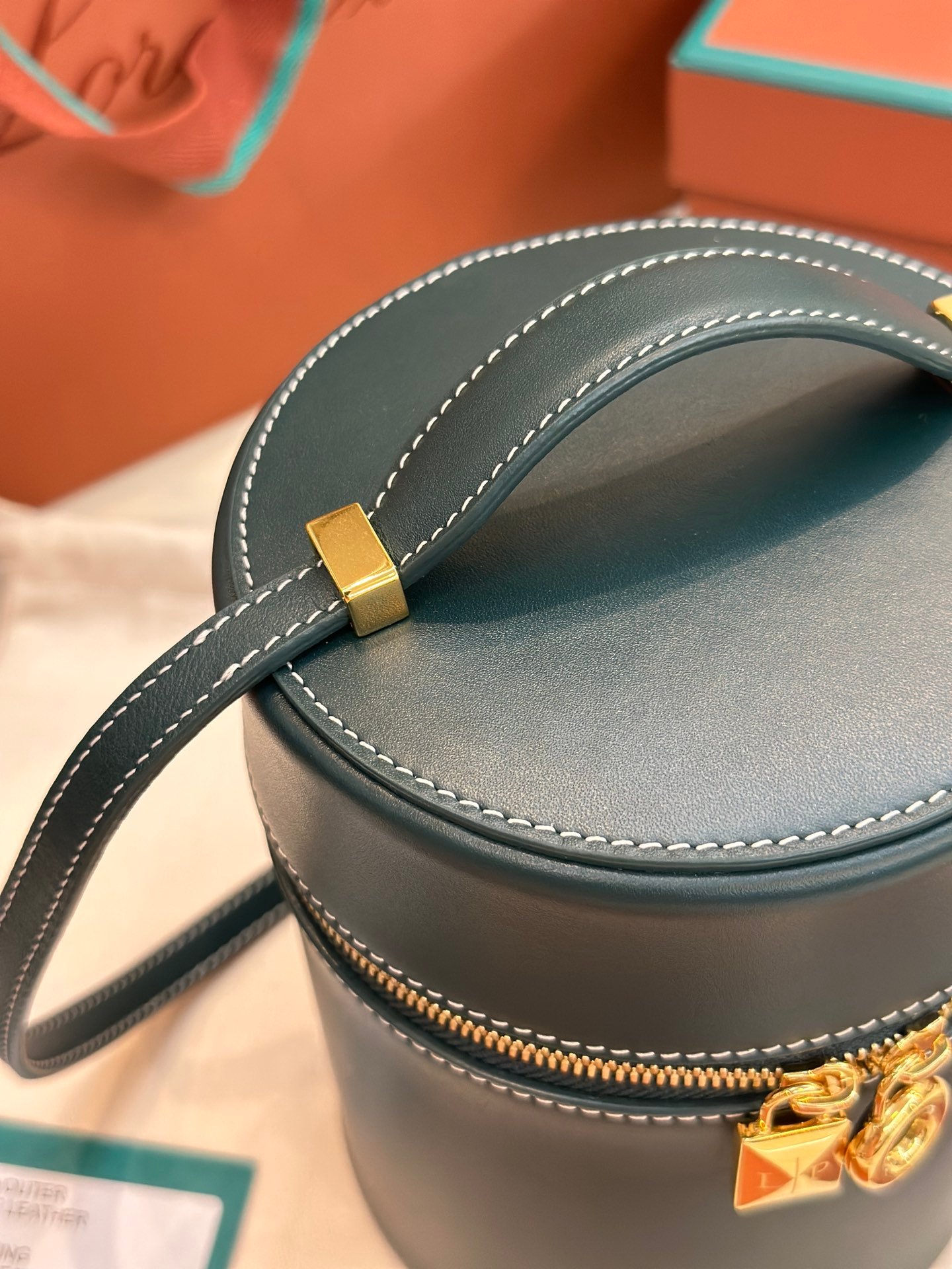 Loro Piana Extracase Bucket Bag 12x12x16cm Luxury Calfskin Handbag Designer Leather Vanity Case for Women Loro Piana Extracase Bucket Bag 12x12x16cm Luxury Calfskin Handbag Designer Leather Vanity Case for Women