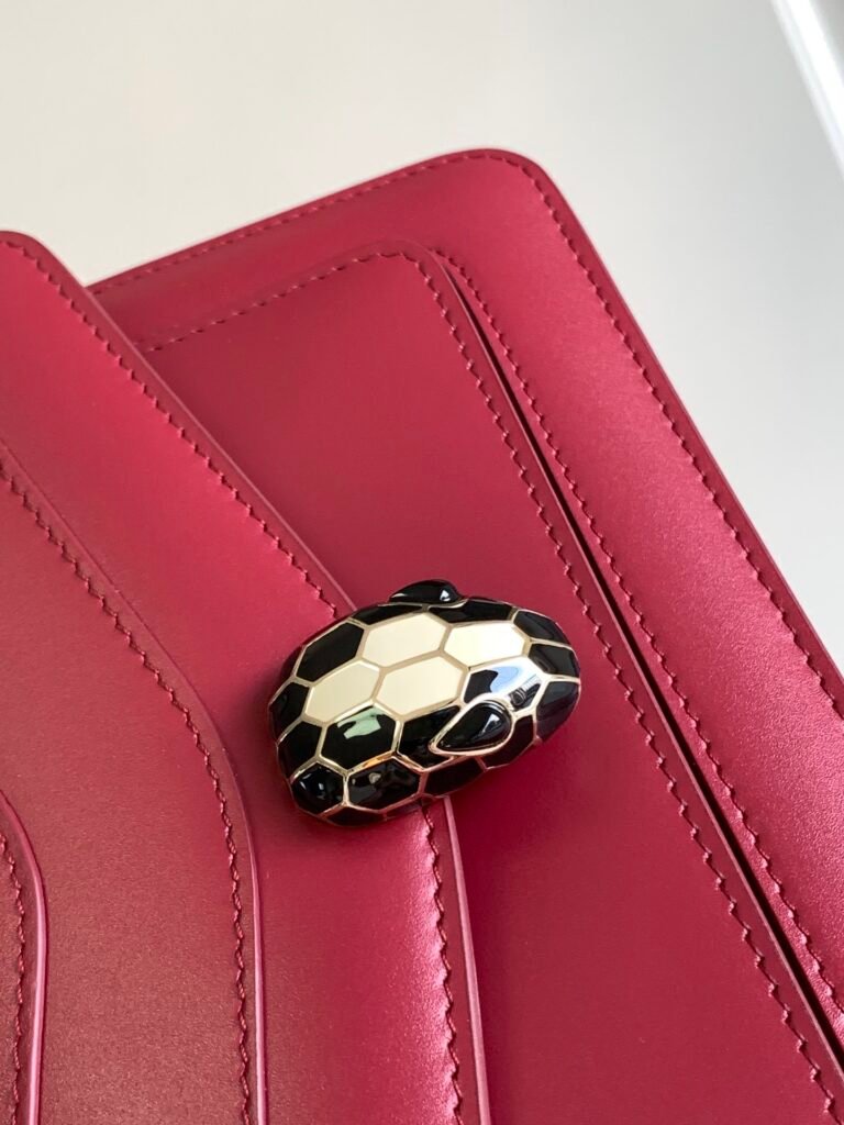 BVLGARI Serpenti Forever East-West Small Shoulder Bag 22cm Calf Leather Crossbody Bag with Snakehead Closure – Image 6 BVLGARI Serpenti Forever East-West Small Shoulder Bag 22cm Calf Leather Crossbody Bag with Snakehead Closure – Image 6