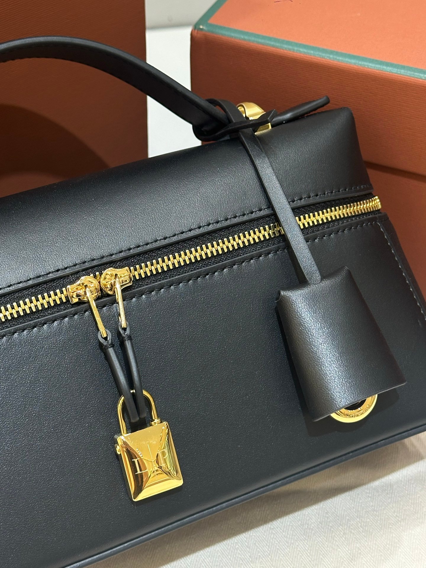 Loro Piana Extra Bag L23 Smooth Calfskin Top Handle Crossbody Bag 23cm for Women Aesthetic Vanity Case Handbag Loro Piana Extra Bag L23 Smooth Calfskin Top Handle Crossbody Bag 23cm for Women Aesthetic Vanity Case Handbag