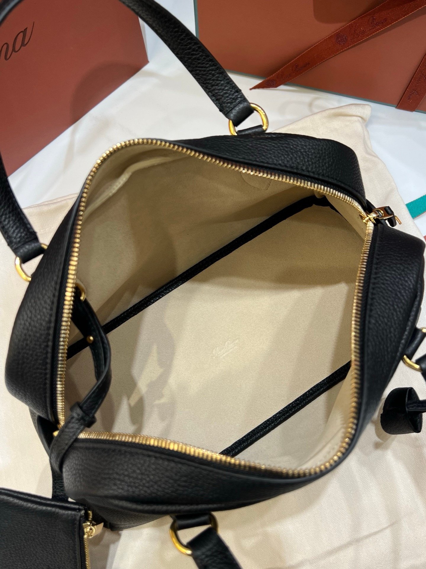 Loro Piana Needle Small Bag 5 Colors 31cm Premium Leather Handbag with Adjustable Strap and Internal Pouch Loro Piana Needle Small Bag 5 Colors 31cm Premium Leather Handbag with Adjustable Strap and Internal Pouch