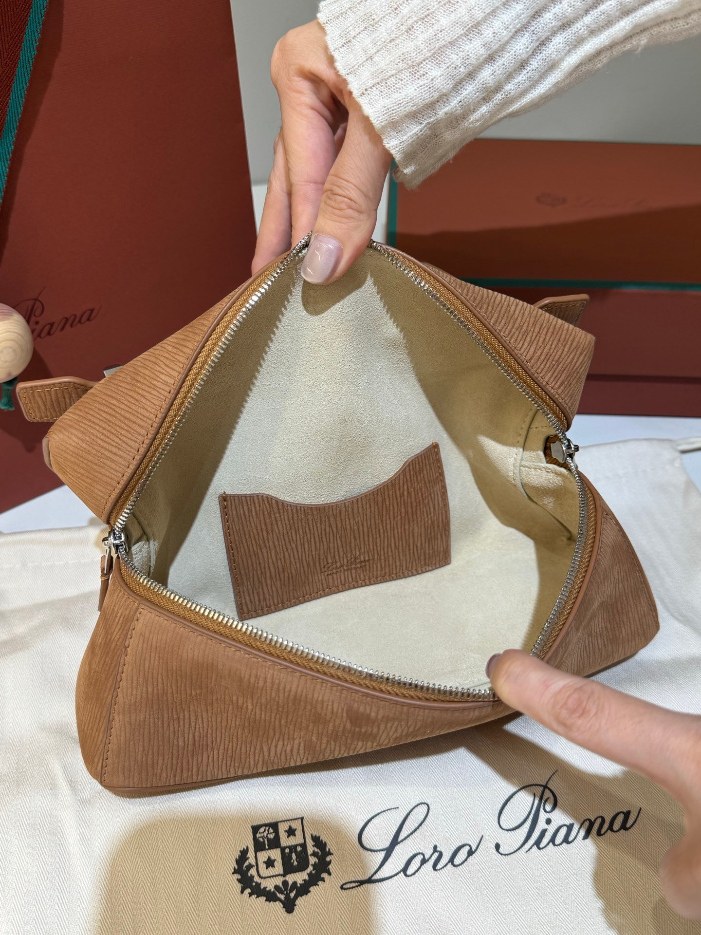 Loro Piana Extra Bag L23 Suede Calfskin Top-Handle Handbag 23cm Minimalist Crossbody Bag for Women Loro Piana Extra Bag L23 Suede Calfskin Top-Handle Handbag 23cm Minimalist Crossbody Bag for Women