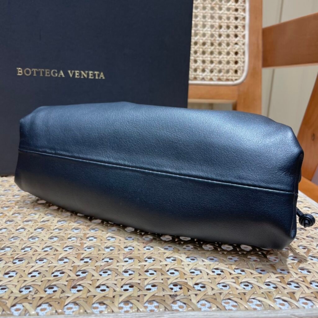 Bottega Veneta The Mini Pouch Bag 22cm Calfskin Leather Clutch & Crossbody Shoulder Bag 8 Colors Dumpling Purse – Image 6 Bottega Veneta The Mini Pouch Bag 22cm Calfskin Leather Clutch & Crossbody Shoulder Bag 8 Colors Dumpling Purse – Image 6