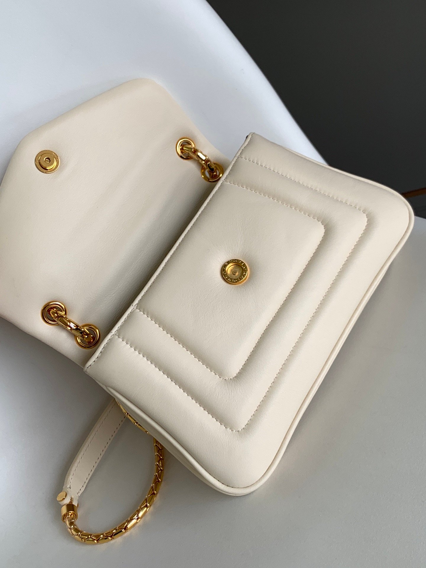 BVLGARI Serpenti Reverse Small Shoulder Bag 22.5cm Quilted Metropolitan Calf Leather Crossbody Chain Bag with Magnetic Snakehead Closure BVLGARI Serpenti Reverse Small Shoulder Bag 22.5cm Quilted Metropolitan Calf Leather Crossbody Chain Bag with Magnetic Snakehead Closure