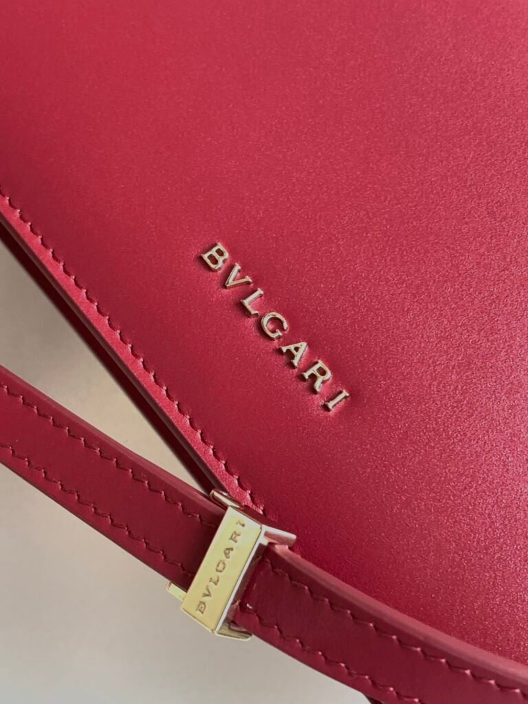 BVLGARI Serpenti Forever East-West Small Shoulder Bag 22cm Calf Leather Crossbody Bag with Snakehead Closure – Image 7 BVLGARI Serpenti Forever East-West Small Shoulder Bag 22cm Calf Leather Crossbody Bag with Snakehead Closure – Image 7