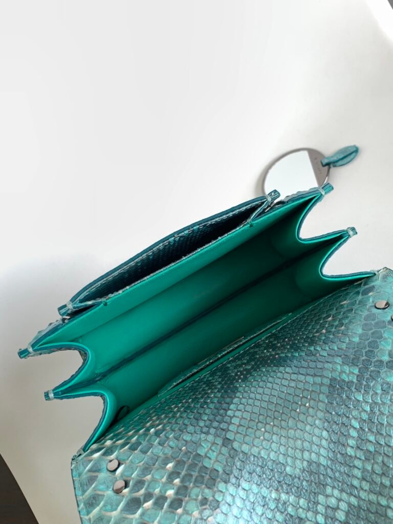 BVLGARI Serpenti Forever MaxiChain Bag Aquamarine Light Blue Pearl Python Leather Shoulder Bag – Image 5 BVLGARI Serpenti Forever MaxiChain Bag Aquamarine Light Blue Pearl Python Leather Shoulder Bag – Image 5