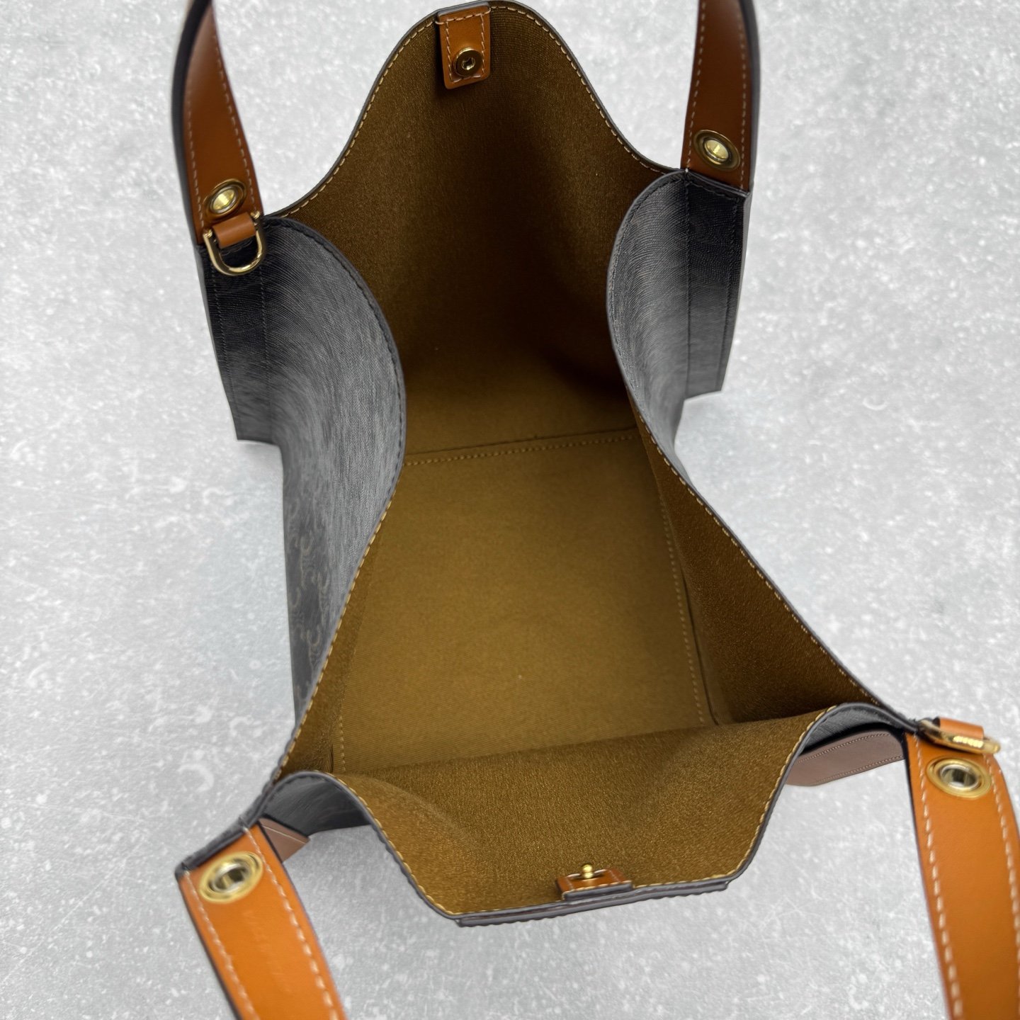 CELINE Cubo Medium Bucket Bag 23cm Triomphe Canvas & Calfskin Handbag with Crossbody Strap & Large Capacity CELINE Cubo Medium Bucket Bag 23cm Triomphe Canvas & Calfskin Handbag with Crossbody Strap & Large Capacity