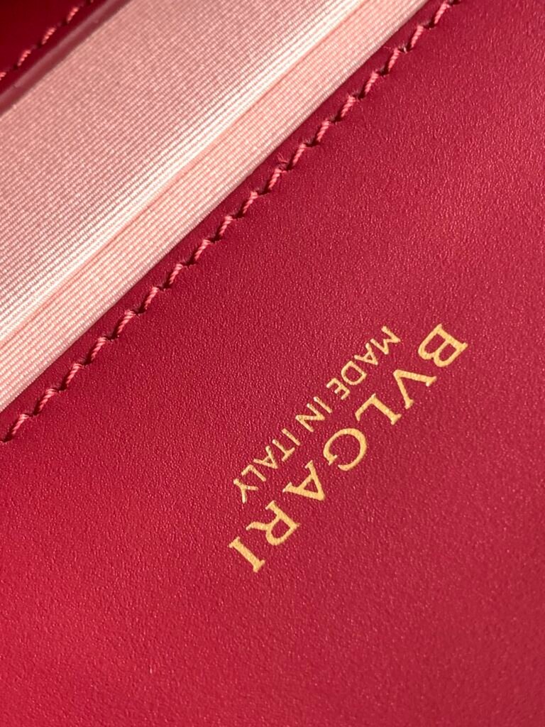 BVLGARI Serpenti Forever East-West Small Shoulder Bag 22cm Calf Leather Crossbody Bag with Snakehead Closure – Image 10 BVLGARI Serpenti Forever East-West Small Shoulder Bag 22cm Calf Leather Crossbody Bag with Snakehead Closure – Image 10