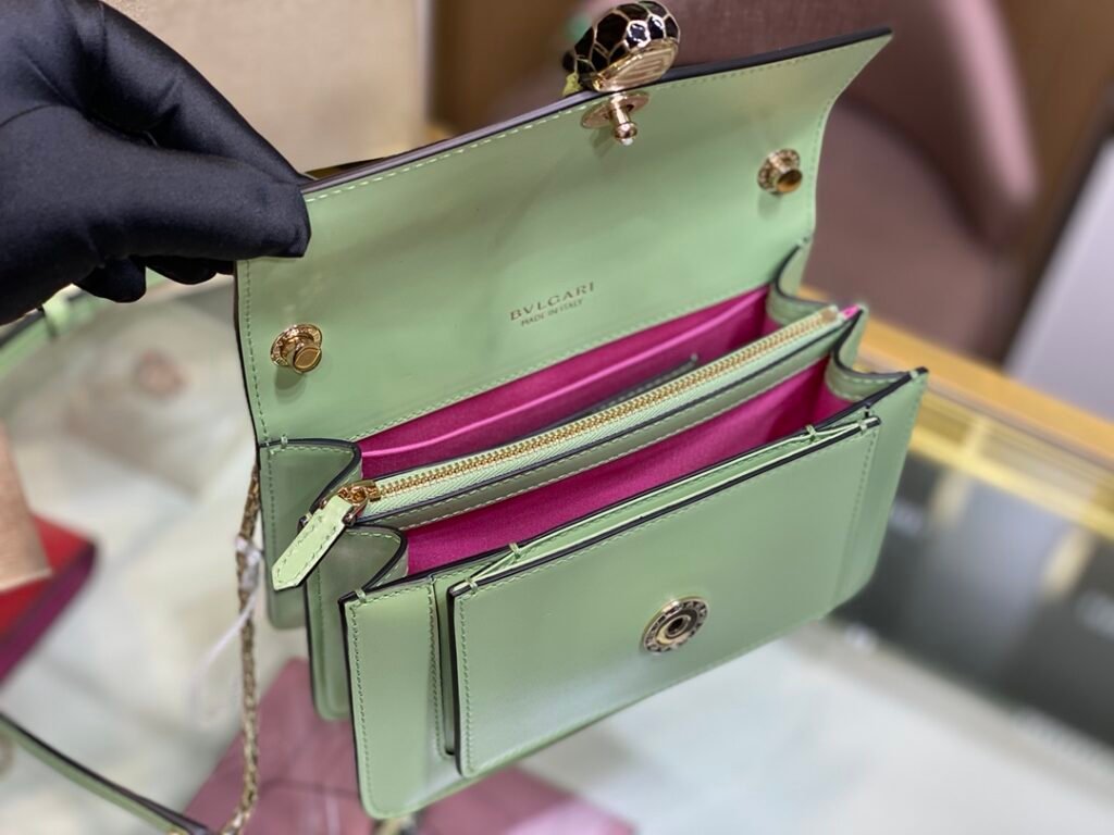 BVLGARI Serpenti Forever Crossbody Bag 19cm Daisy Topaz Calfskin Leather Shoulder Bag Classic Snakehead Buckle – Image 6 BVLGARI Serpenti Forever Crossbody Bag 19cm Daisy Topaz Calfskin Leather Shoulder Bag Classic Snakehead Buckle – Image 6