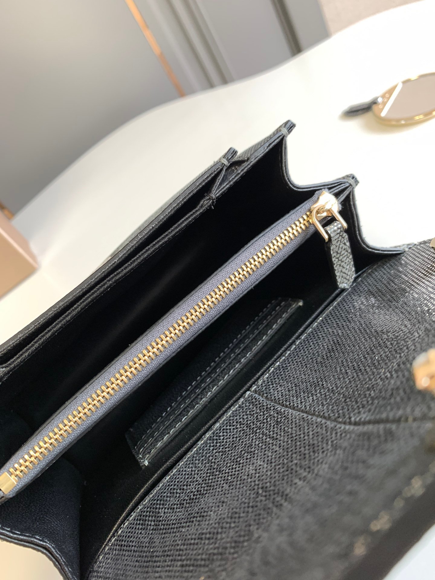 BVLGARI Serpenti Forever Luxury Shoulder Bag 19cm Metallic Karung Skin Crossbody Handbag with Iconic Snakehead Enamel Clasp BVLGARI Serpenti Forever Luxury Shoulder Bag 19cm Metallic Karung Skin Crossbody Handbag with Iconic Snakehead Enamel Clasp