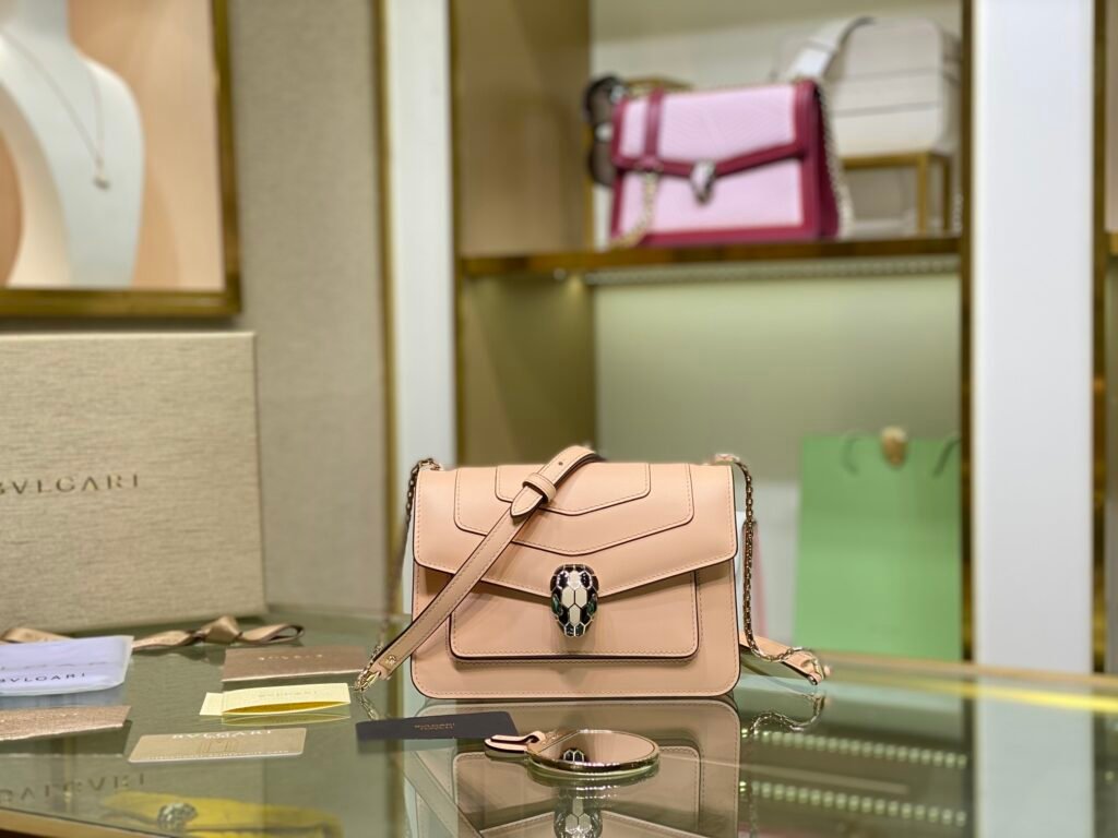 BVLGARI Serpenti Forever Crossbody Bag 19cm Daisy Topaz Calfskin Leather Shoulder Bag Classic Snakehead Buckle – Image 7 BVLGARI Serpenti Forever Crossbody Bag 19cm Daisy Topaz Calfskin Leather Shoulder Bag Classic Snakehead Buckle – Image 7