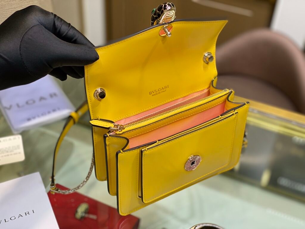 BVLGARI Serpenti Forever Crossbody Bag 19cm Daisy Topaz Calfskin Leather Shoulder Bag Classic Snakehead Buckle – Image 4 BVLGARI Serpenti Forever Crossbody Bag 19cm Daisy Topaz Calfskin Leather Shoulder Bag Classic Snakehead Buckle – Image 4